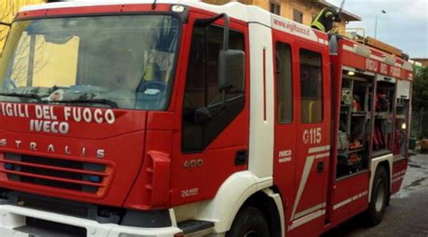 Inveruno Milano Bimbo Chiuso In Auto Salvato Da Pompieri