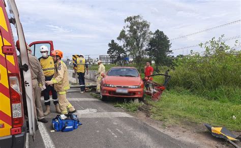 Motorista tem perna arrancada após pneu furar e bater carro na BR 277