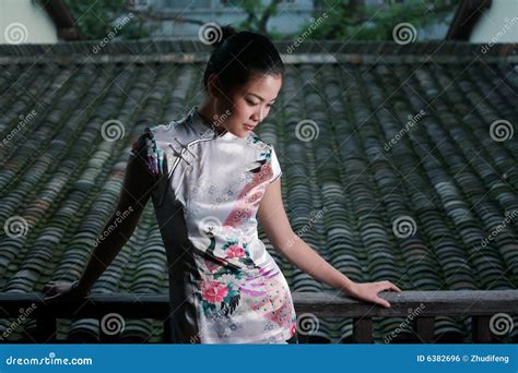 Fille Chinoise Dans La Robe De Tradition Photo Stock Image Du Robe