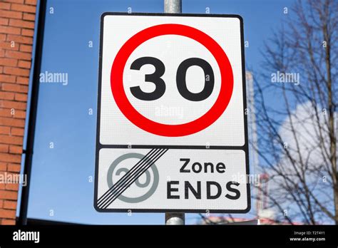 20 mph road sign hi-res stock photography and images - Alamy