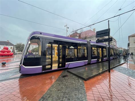 Bărbat din Timișoara agățat de tramvai și tras sub roţi Momentul