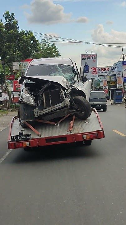 Mobil Avanza Ringsek Akibat Tabrakan Maut Di Ajibarang Banyumas Youtube