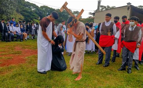 Alumnos Representaron El V A Crucis Viviente Di Cesis De Ciudad Del Este