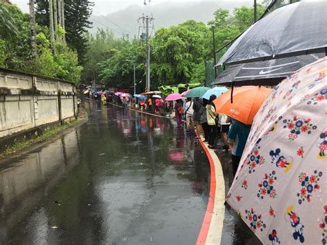 不畏風雨！ 松山慈惠堂免費發快篩 排隊人潮綿延到山下