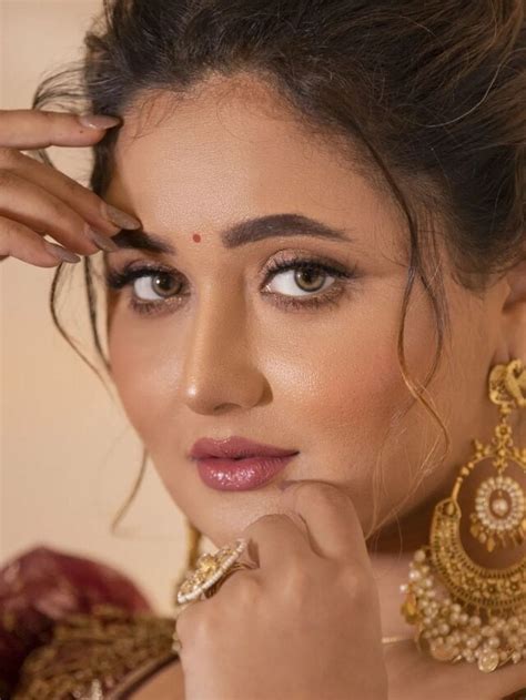 Rashami Desai Looks Beautiful In Maroon Saree ट्रेडिशनल लुक में बला