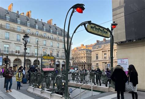 Estaci N Palais Royal Mus E Du Louvre Puerta A Par S