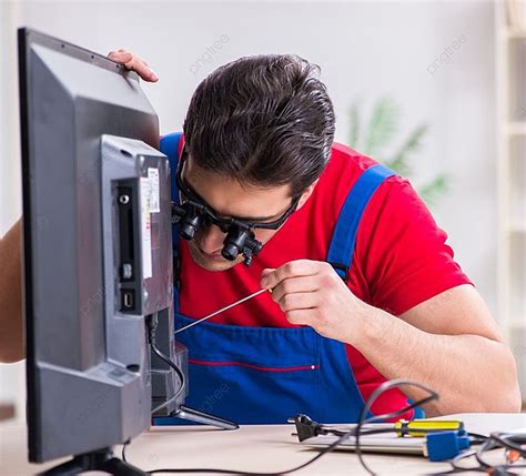 El Ingeniero De Reparaci N Profesional Reparando Un Televisor Roto El