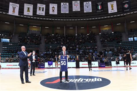 Umberto Gandini Premia La Virtus Campione D Italia E Scariolo Come