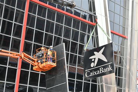 Las Torres Kio Se Despiden Del Logo De Bankia Y Lucen Ya El De