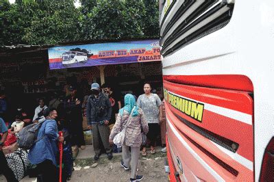 Terminal Bus Pondok Pinang Mulai Dipadati Pemudik