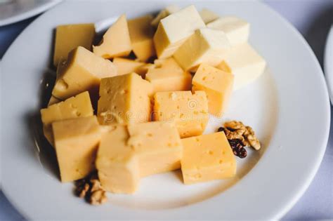 Peda O De Queijo Gourmet Isolado Em Fundo Branco Cubos De Queijo