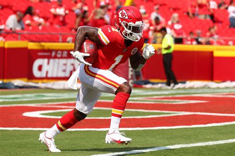 RB Jerick McKinnon Steps into Lamar Jackson's Shoes for Chiefs Scout ...