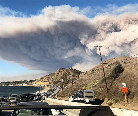 Image: Woolsey Fire evacuation from Malibu on November 9, 2018