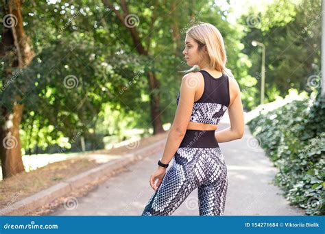 Junge Dünne Frau Mit Einem Sportlichen Körper Einem Langen Blonden Haar Gekleidet In Einer