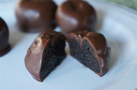 Hardly Housewives: Mint Oreo Truffles