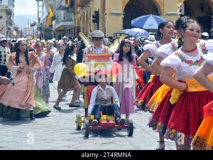 Cuenca Desfile Estudiantil Fiestas Noviembrinas Cuenca Ecuador De