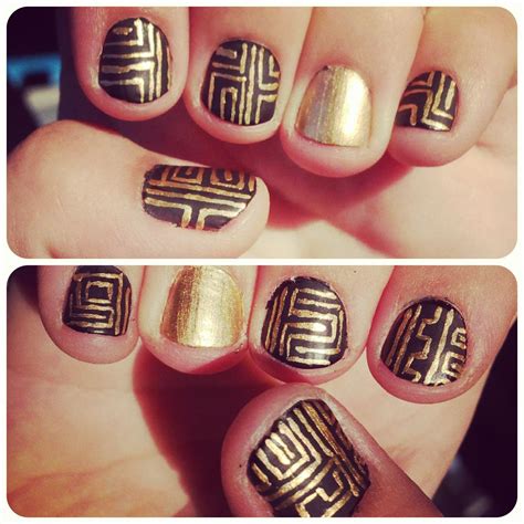 black and gold nails