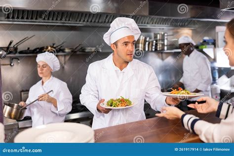 Servicio En Cafe Chef Sirve Comidas Preparadas Para Los Visitantes De