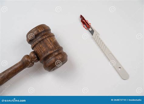 Un Scalpel Couvert De Sang Et Un Javel En Bois Photo Stock Image Du