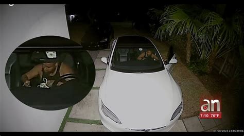 Captado En C Mara Un Hombre Que Intent Robar Un Tesla En Una Casa De