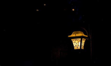 Темный фон с фонарем - фото и картинки abrakadabra.fun