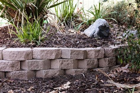 How to Build a Retaining Wall With Interlocking Blocks | Hunker