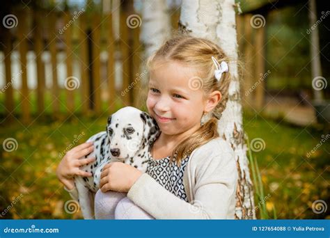 Petite Fille Blonde Mignonne Jouant Avec Son Outdoo Dalmatien De Chiot