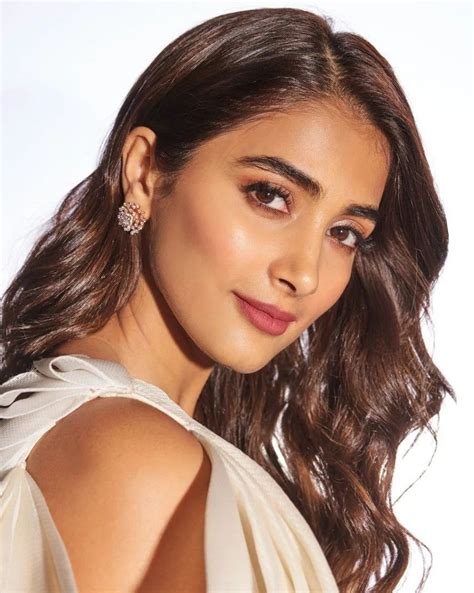 101+ Pooja Hegde Hairstyles in 2023