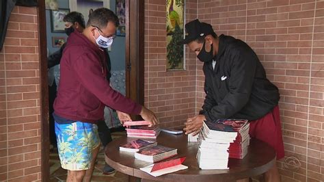 Gari Que Recolhe Livros No Lixo Lan A Obra Em Canoas Sonho Rio