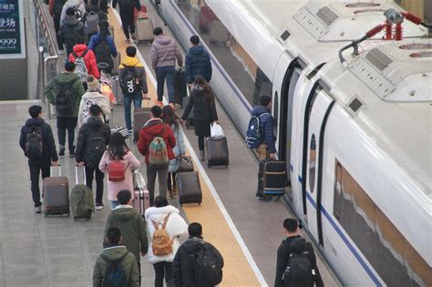 直击青岛火车站春运首日，数千旅客踏上回家路