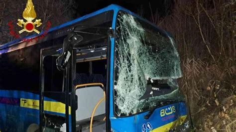 Scontro Tra Un Bus E Un Furgone Allingresso Di Cessole Muore L