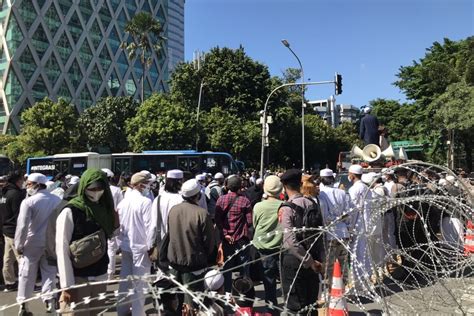 Jalan Menuju Patung Kuda Disekat Polisi Massa Reuni Kumpul Di