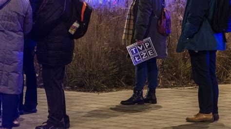 Będzie zbiorowy pozew przeciw TVP Demonstranci dostają pogróżki i