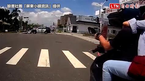 驚險！屏東機車紅燈左轉遭警車撞上 女騎士倒地幸僅輕傷臉書社團「屏東小鎮資訊」提供 Youtube