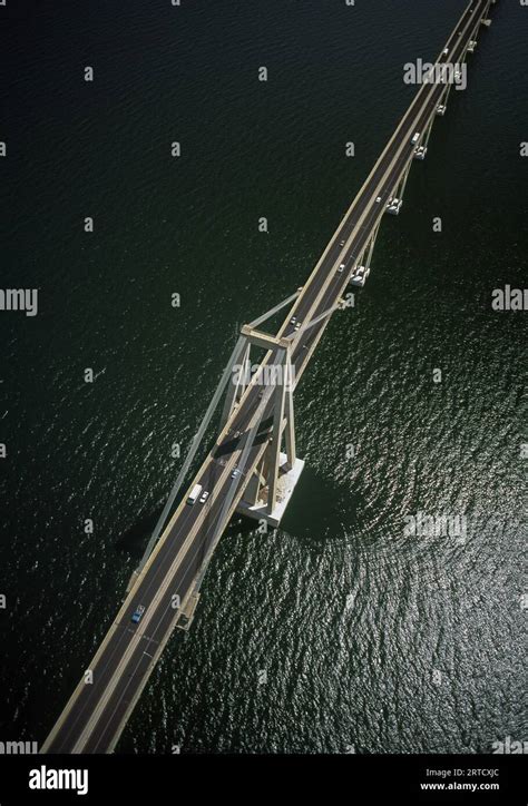 Vista A Rea Del Puente Rafael Urdaneta Sobre El Lago De Maracaibo