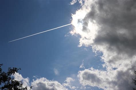 Nube De Lluvia Con Un Rayo En El Cielo Azul Foto Premium