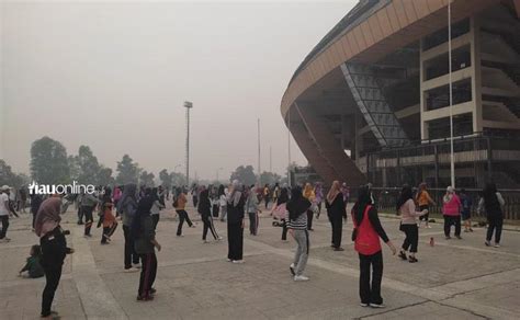 Masyarakat Tetap Padati Stadion Utama Riau Meski Diselimuti Kabut Asap