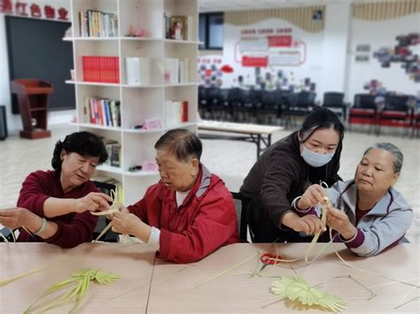 梅华街道仁恒社区开展草编艺术体验活动