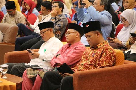 Penyerahan Simbolis Beasiswa Pemerintah Provinsi Riau Tahun 2019 Oleh