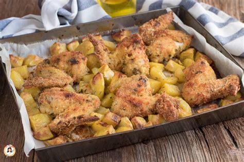 Ali Di Pollo Al Forno Croccanti Con Contorno Di Patate