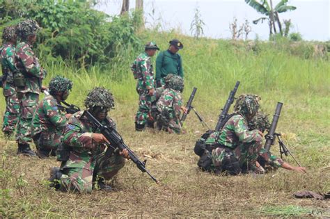 Danpasmar 1 Tinjau Langsung Stelling Senjata Bantuan Infanteri