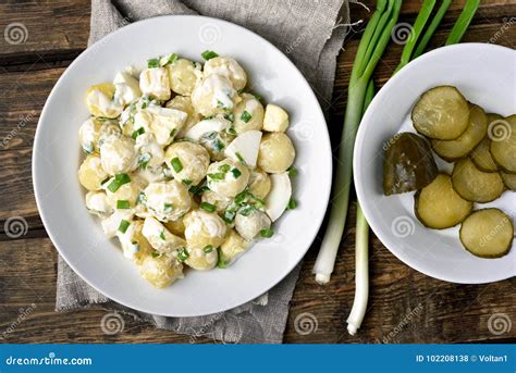 Ensalada De Patata Con Los Huevos Y La Cebolla Verde Foto De Archivo