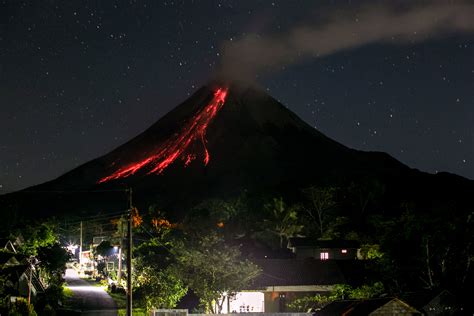 Indonesia S Mt Merapi Unleashes Lava As Other Volcanoes Flare Up