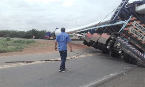 Carreta Que Transportava P E Lica Tomba E Interdita Rodovia No