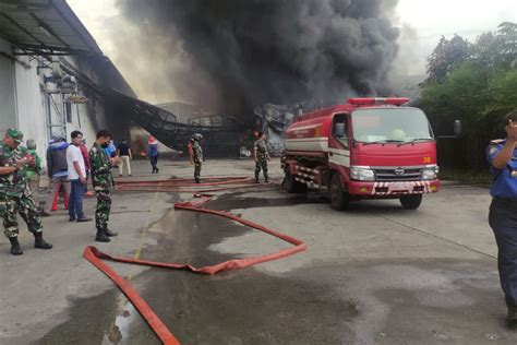 Tujuh Mobil Pemadam Kebakaran Dikerahkan Ke Lokasi Kebakaran Pabrik Di