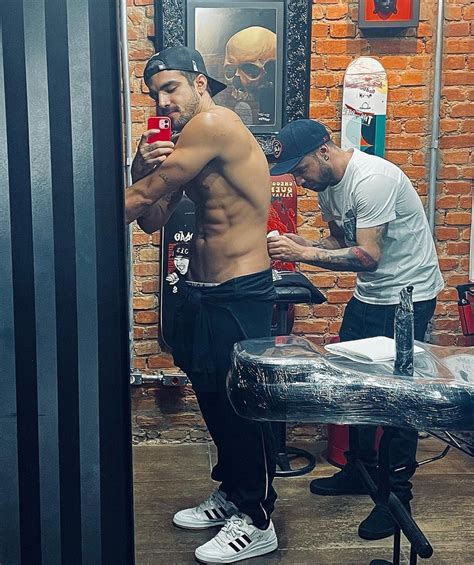 Caio Castro Faz Nova Tatuagem Rabisco No P Ssego