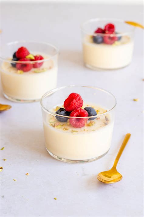 Vanille Panna Cotta Met Rood Fruit Recept De Kokende Zussen