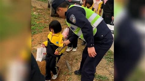 春游小学生抢着给护送民警送零食 凤凰网视频 凤凰网