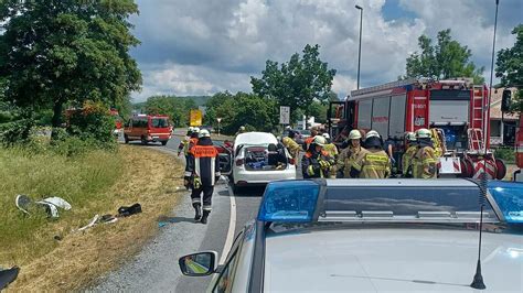 B In Bayreuth Zwei Autos Krachen In Kreisverkehr Ineinander Zwei