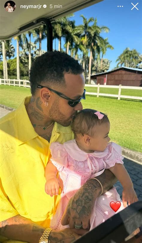 Neymar Júnior se derrete pela caçula Mavie em novo clique